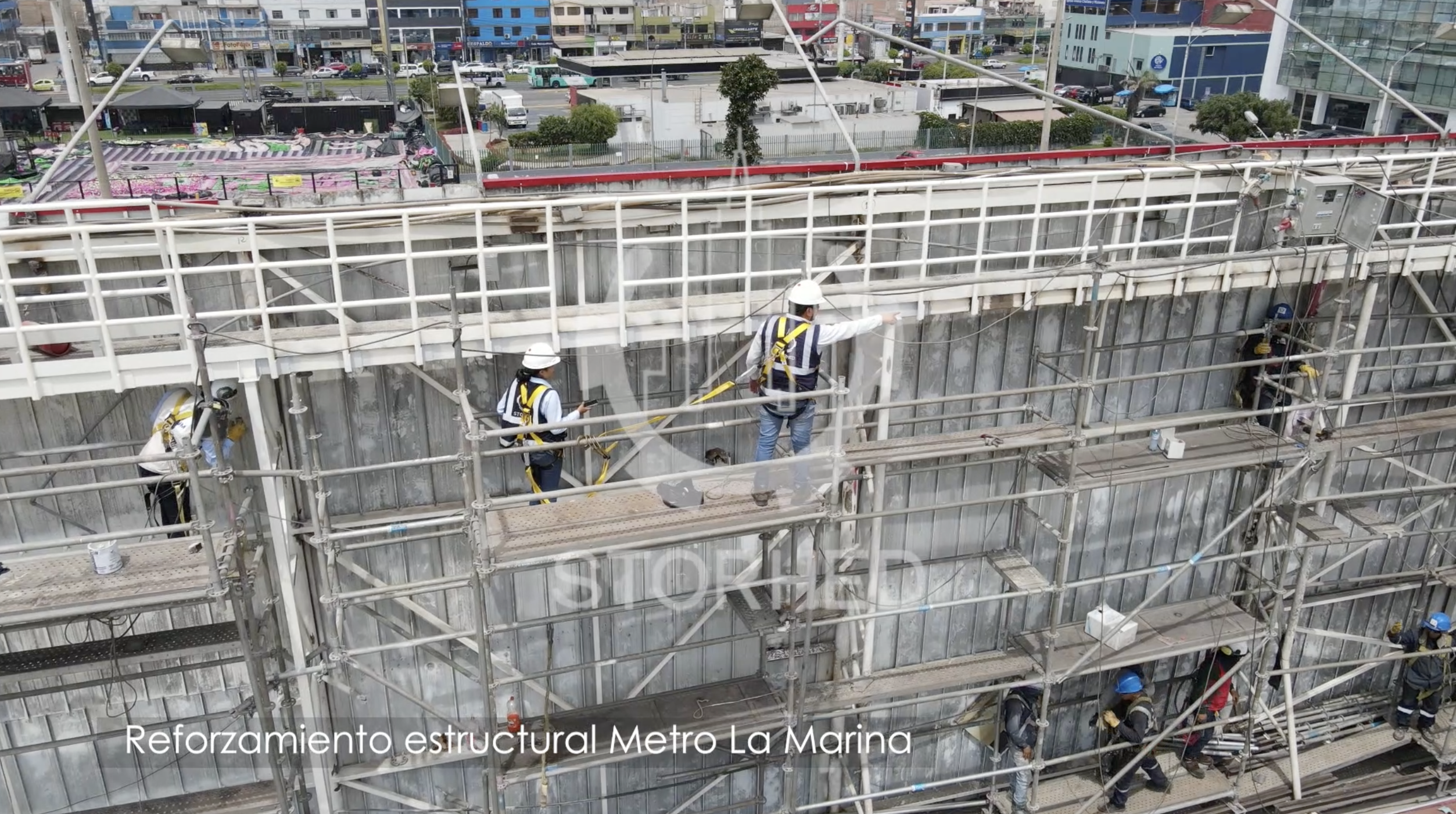 Ejecución de reforzamiento estructural en entorno urbano con control operativo y medidas de seguridad.